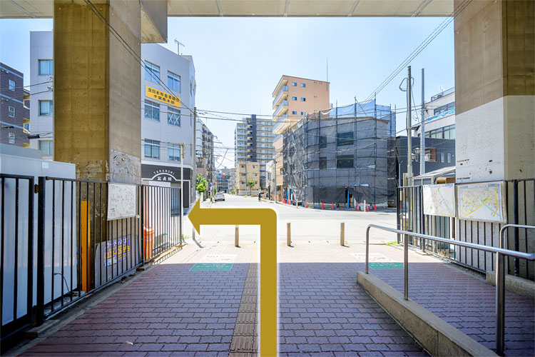 西口から外にでてすぐを左に曲がります