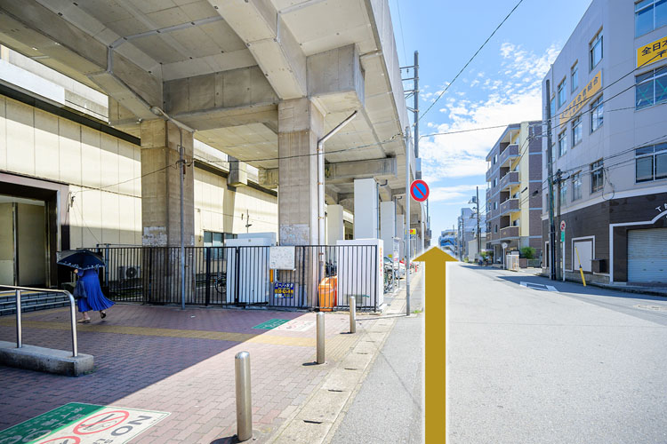 線路沿いをまっすぐ進みます