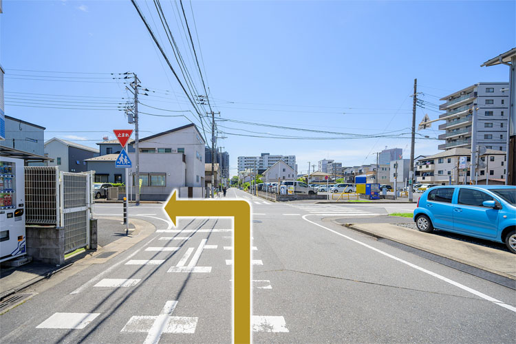一つ目の交差点を左に曲がります